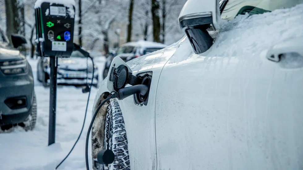 Elbilar i snödrivorna kan låta som ett större problem än det verkligen är. Samtidigt är det ingen tvekan om att kyla och snö minskar elbilarnas räckvidd och det drar ström att hålla värme i kupén om man blir stående.