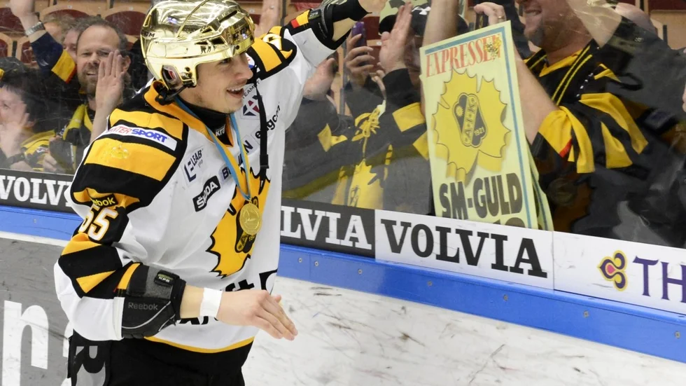Nyblivne svenska mästaren Martin Sevc stoppas från VM-spel. Foto: Scanpix