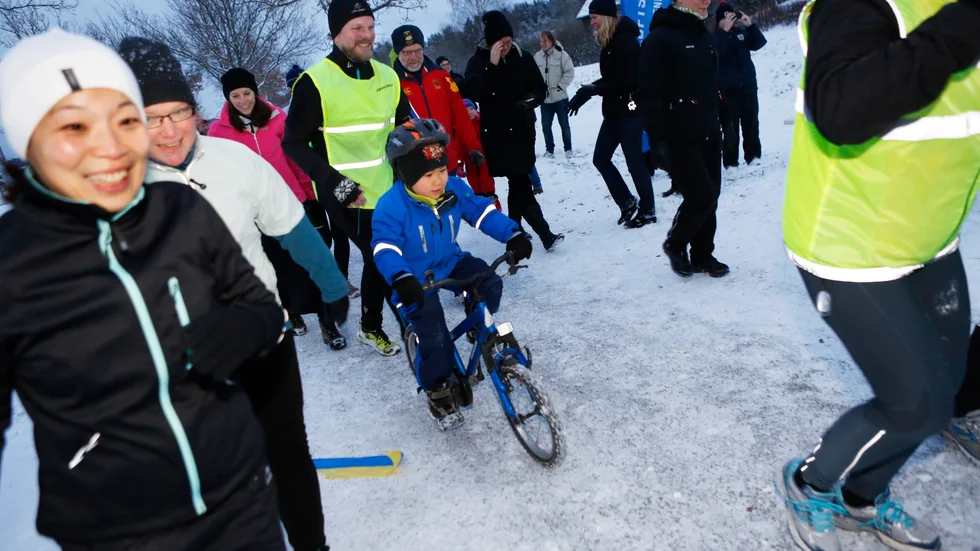 På söndag är det dags för det årliga Lyktloppet längs Bredsandsvägen. Bilden är från lyktloppet 2014 som lockade många deltagare.