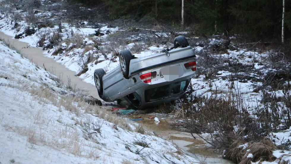 Bilen ligger upp och ner i ett dike vid vägkanten nära Vittinge.