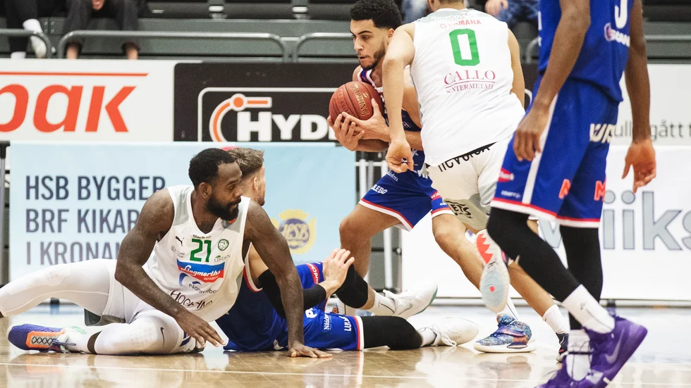 Andrew Smith (sittande) har precis snott bollen i slutsekunderna och definitivt avgjort matchen.
