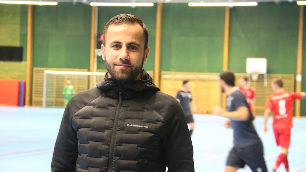 Ali Fares tar över som tränare i Fanna BK efter Karwan Zarifnejad. Ali Fares har en lång bakgrund som fotbollsspelare i Enköping och första gången han omnämns i EP:s arkiv var för 16 år sedan, som ung ESK-spelare efter en seger i alliansens inomhusturnering här i Idrottshuset. Han kommer närmast från uppdraget som tränare för P 16-P 18 i Fanna BK.