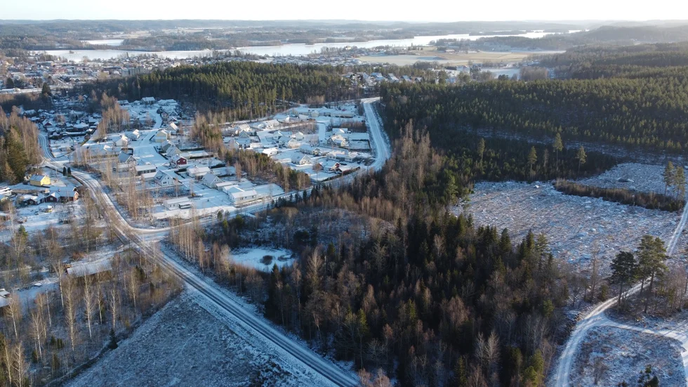Enligt Anna Norman, projektledare för arbetet med VA-planen, finns det i dag ingen tanke för hur VA-nätet ska växa i samband med att nya områden byggs i kommunen. På bilden syns ett område vid Björkliden och Västerliden i Rimforsa, där hundratals nya bostäder planeras.