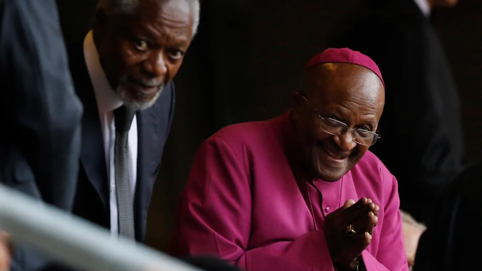 Desmond Tutu, bredvid FN:s före detta generalsekreterare Kofi Annan (till vänster) på Nelson Mandelas begravning 2013.