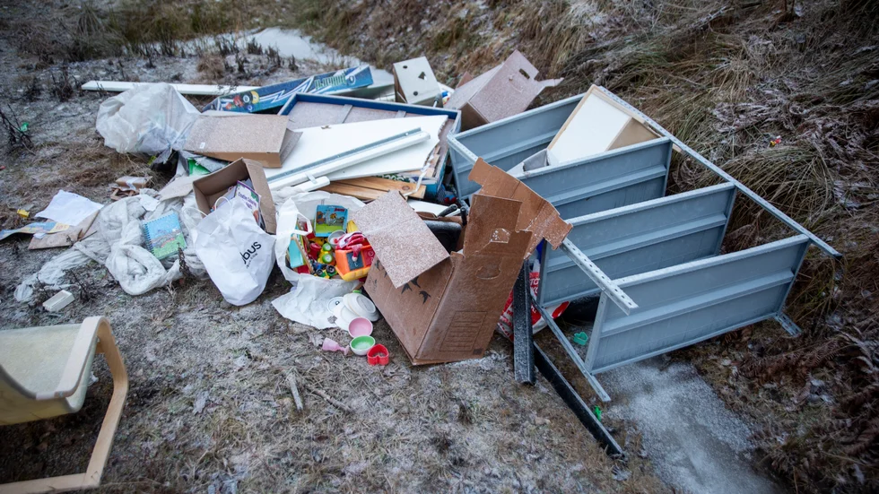 Finspångs kommun har skickat ett brev till den person kommunen misstänker har gjort sig skyldig till nedskräpningen och uppmanar hen att ta bort skräpet. 