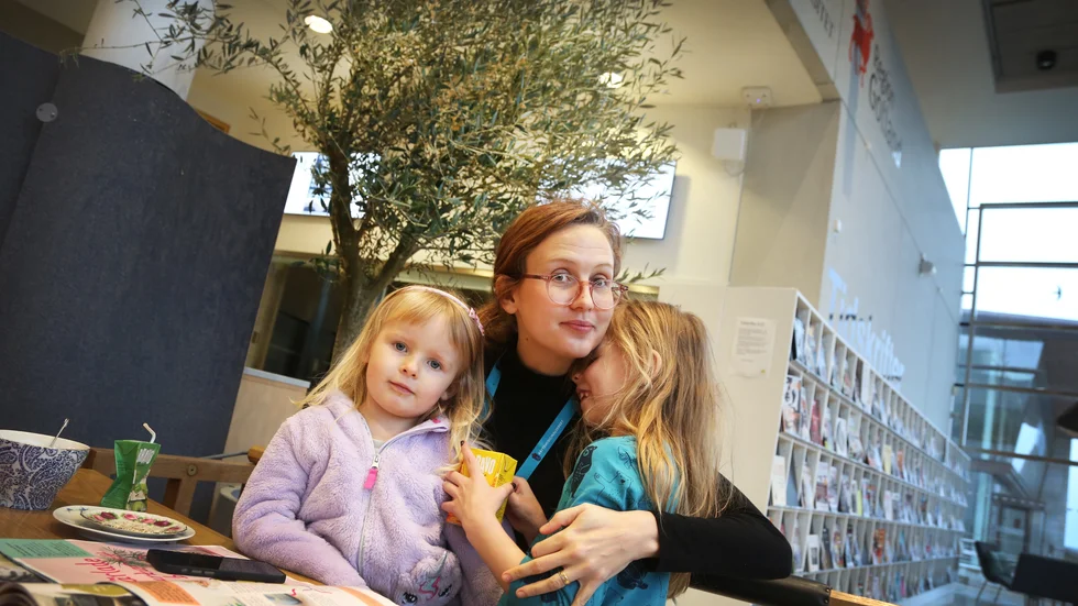 Anna Grönlund, med barnen Iris och Nora, har hunnit med allt från corona till kräksjuka och RS-virus under hösten. Mycket vab har det blivit, menar hon, vilket statistiken från Försäkringskassan också visar.