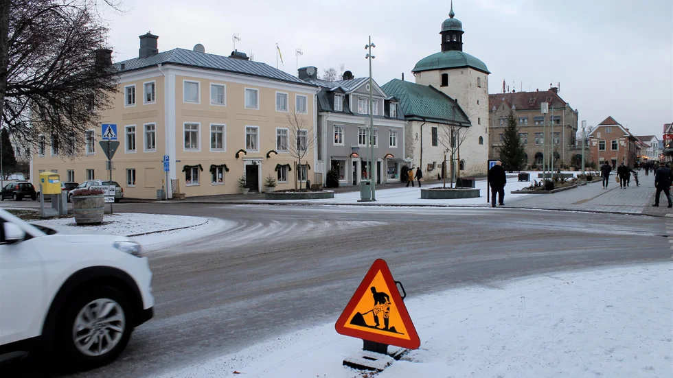 Korsningen mellan Slottsgatan och Järnvägsgatan ska bli gångfartsområde. Syftet är att göra passagen säkrare för gående.