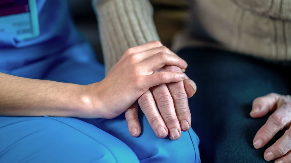 De som återvänder till sommarjobb inom kommunens omsorger och som jobbar åtta veckor kan få 7000 kronor extra i bonus. 