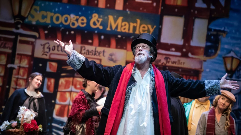 Scrooge, här porträtterad av skådespelaren Jim Freeman, är till stor del baserad på Charles Dickens själv. Kanske är det därför han är så rolig.