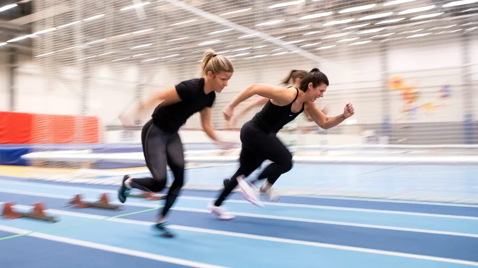 Martina Efraimsson är före Josefine Svärm och Victoria Westling ur startblocken på Motala AIF:s veterangrupps träningspass. Något som är passande då det är Efraimsson som tagit initiativet till gruppen som nu välkomnar fler att komma och träna friidrott. 
