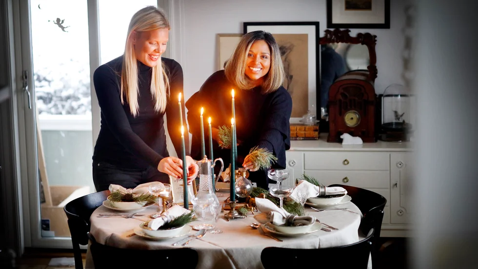 Vintageälskarna Jessica Flyckt och Sofia Wernersson brinner för att svunna tiders skatter ska få nytt liv. När de gör en nyårsdukning är känslan lyxig och självklart är allt inhandlat på loppisar.