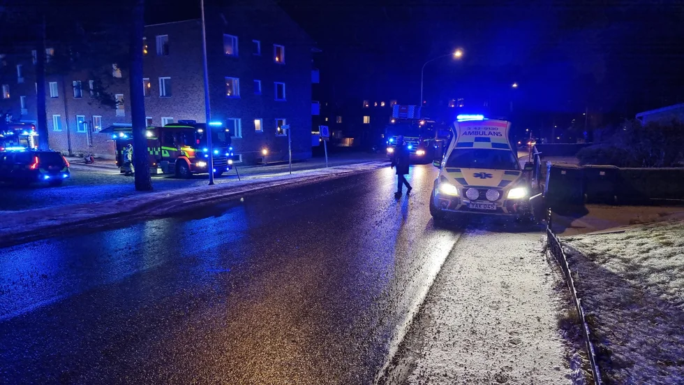 Räddningstjänst och ambulans är på plats.