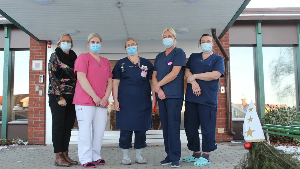 Fr v: Enhetschef Cecilia Kåhlin, undersköterska Pauline Andersson, sjuksköterska Elin Andersson, undersköterska Anneli Karlsson och undersköterska Ida Wall. Cecilia Kåhlin är stolt över hur personalen hanterade situationen när restriktionerna kom tillbaka. "De var väldigt snabba på pucken. Det var som att ramla tillbaka i gamla rutiner."