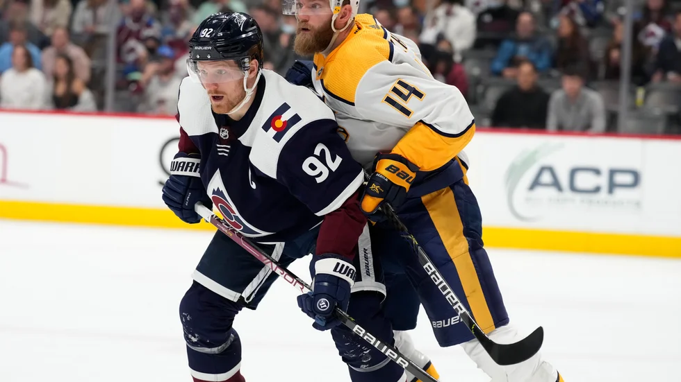 Colorado Avalanches Gabriel Landeskog framför Nashville Predators Mattias Ekholm under tredje perioden av nattens match.