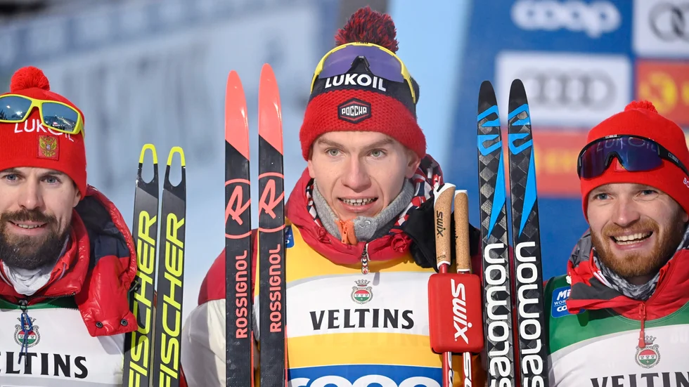 Aleksandr Bolsjunov flankerad av Sergej Ustiugov, vänster, och Artem Maltsev, höger.