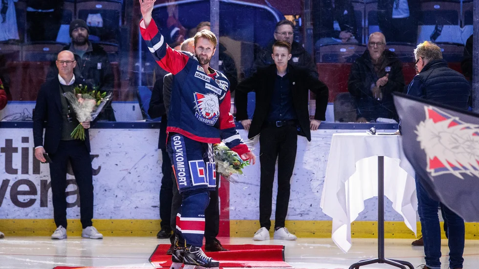 Sebastian Karlsson hyllades före nedsläpp i LHC-matchen mot Timrå. Så mycket annat hade inte hemmapubliken att jubla över.