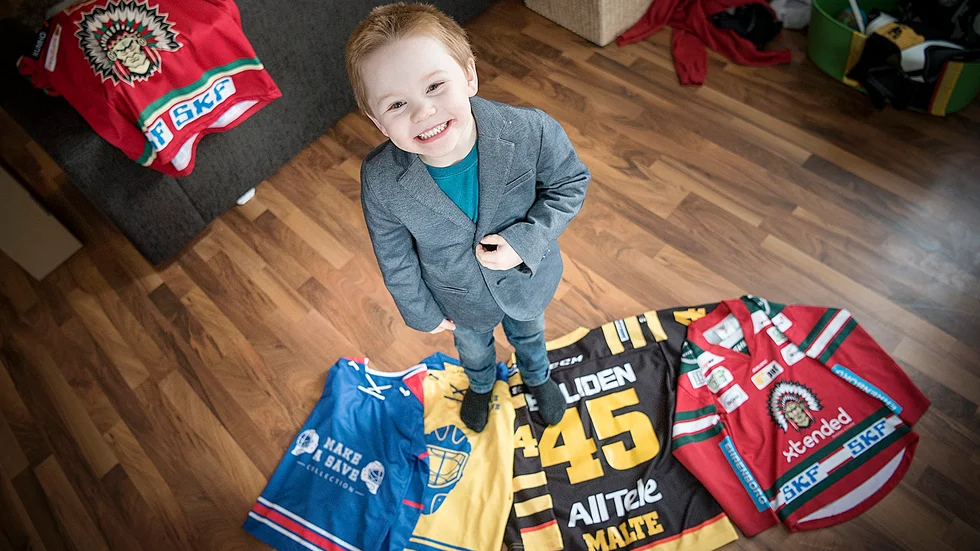 Hockeydrömmar. Malte Tagemo Hedman, 5 år, har siktet inställt. I framtiden ska han inte bara spela hockey utan även döma och träna lagen. Foto: Lars Eriksson.