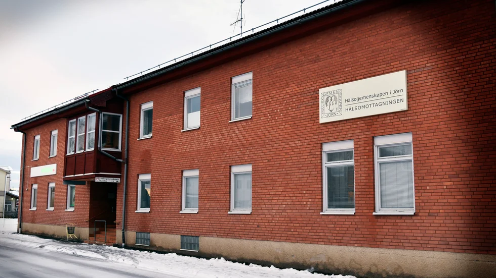 Den tidigare Jörnsläkaren har fortsatt arbeta vid hälsocentralen efter att han förlorade legitimationen.
