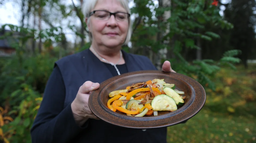 Högsäsong. Det är full fart för Britt-Inger Lundmark och de andra i Svamp I Norr just nu. Foto: Jeanette Lövgren.