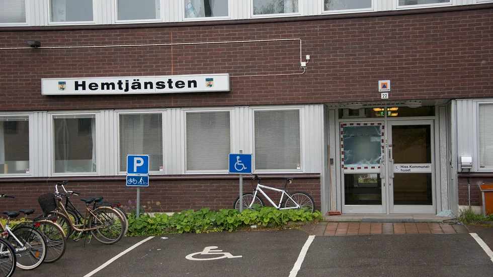Skadad. Entrédörren in till hemtjänstens lokaler blev under lördagsnatten utsatt för skadegörelse.