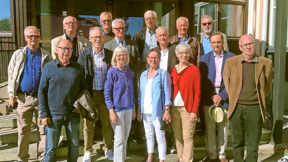 Studentträff. Alla var överens om att vi hade haft en underbar och minnesvärd dag som vi sent ska glömma. Från vänster: Anders Andersson, Folke Sandberg, Steffan Enquist, Stigbjörn Forssell, Leif Hallner, Bengt-Olov Bredberg, Gunilla Börjesson fd Lundgren, Ulf Wikman, Katarina Nordlund, Kurt Lindkvist, Monika Sandström fd Brannemo, Ola Andersson, Ingvar Jonsson, Gunnar Lundström, Ola Sandgren. Saknas på bilden gör Vivan Nilsson och läraren Kjell-Göran Marklund.