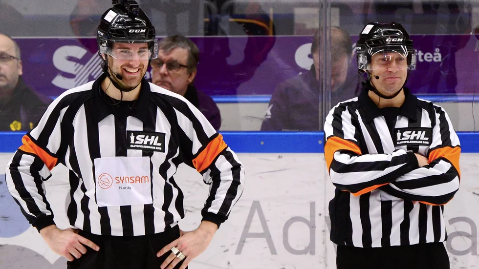 Missade mycket. Mikael Sjöqvist och Sören Persson dömde den första kvartsfinalen mellan Skellefteå och HV och fick mycket kritik för sin insats. Domarorganisationen är SHL:s svaga länk tycker Norrans krönikör Adam Savonen. Foto: Robert Granstrˆm/TT.