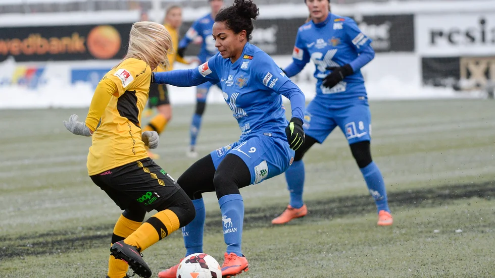 Kall avslutning. Det var några minusgrader när Sunnanå spelade sin sista match för säsongen. Här är det Chanel Johnson som utmanar en spelare i Älta. Foto: Carina Kvist.