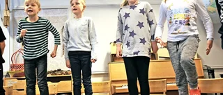 Musikaliskt samarbete – barn, känd tv-duo och musikkår