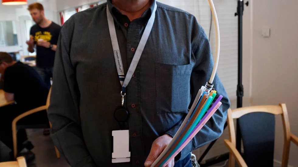 Kabel. En slang - många uppkopplingar. Kommunens IT-chef Thure Holmström visar hur kabeln man kommer att gräva ned ser ut.  Foto: Foto: Sofie Abrahamsson.