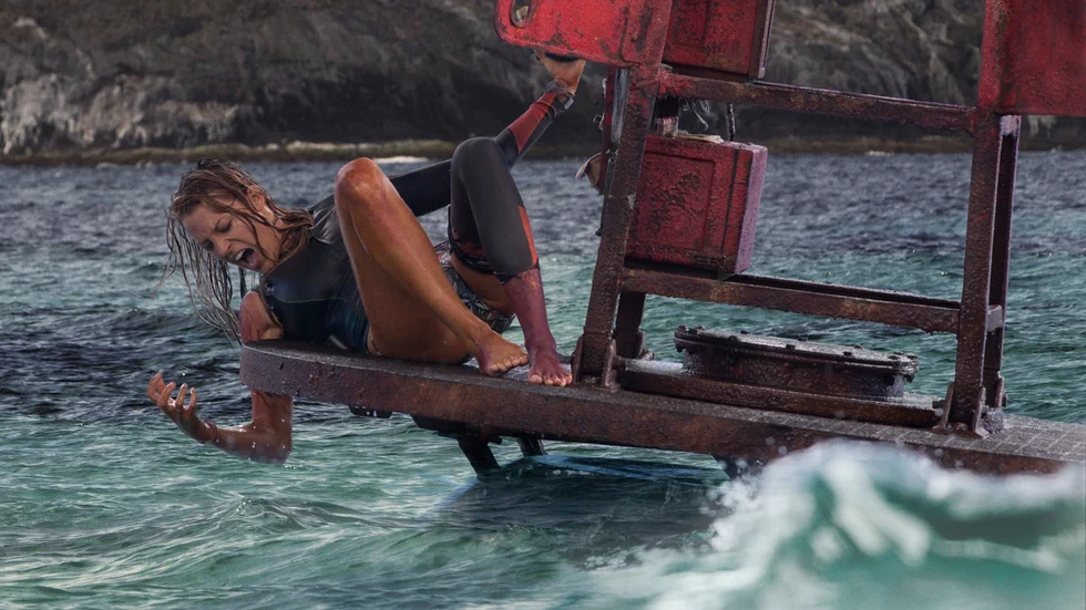 Kämpar. Svårt skadad bestämmer sig Nancy (Blake Lively) för att ta upp kampen mot den aggressiva hajen som hindrar henne från att ta sig i land. Foto: Vince Valitutti.