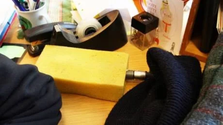 Gömd mikrofon. En mikrofon var gömd i en tvättsvamp under en mössa på rekorn Leif Ullrichs rum, allt för att alla inblandade skulle kunna lyssna till blåsningen.