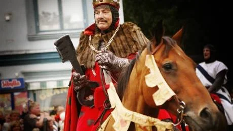 Roland Johansson som Valdemar Atterdag.