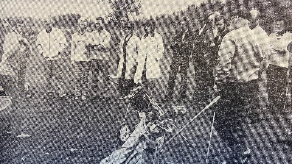 Karl-Inge Blomgren (till vänster) demonstrerar en swing för en golfintresserad församling. Bland andra KGK-ordförande Claes Malmnäs (delvis med ryggen mot kameran).