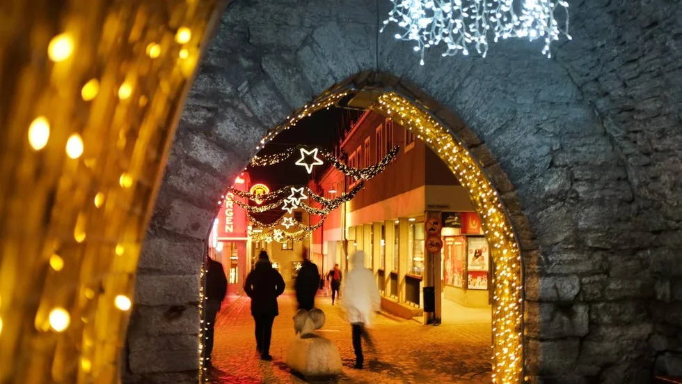 Julbelysningen sätts upp som vanligt. Sen får man se hur mycket den tänds.
 