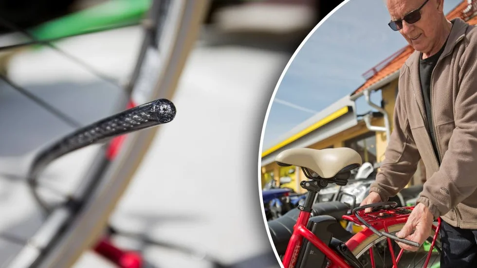 Cykelförsäljaren Per-Ulf Löfqvist använder en annan elcykel för att visa hur det avklippta låset satt fast.