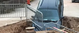 Nattlig bilfärd slutade i en stor grop