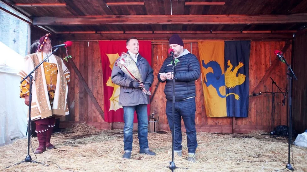 Vinnare. Gary Mathers tar emot pris av Magnus Olsson, verksamhetsledare på Visby Centrum.