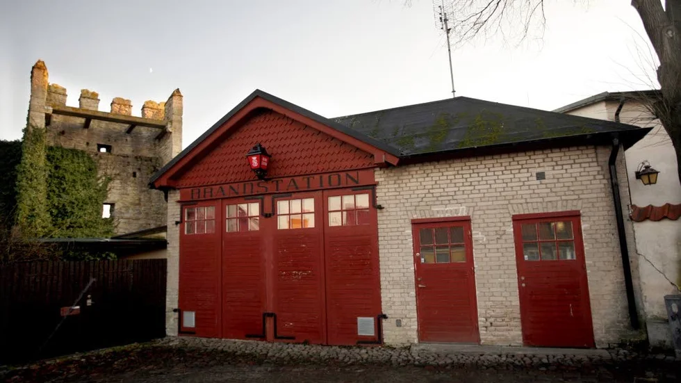 Visby Stads Brandkårs kamratförening har länge kämpat för att få stanna kvar i Klintens brandstation, men nu tvingas de flytta ut.