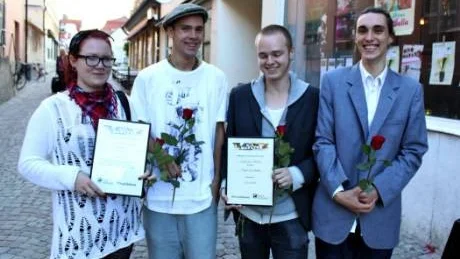 <7GT_Bildrubrik>filmfolk. </7GT_Bildrubrik>Victoria Backman representerade det vinnande laget Paj-till-lunch vid lördagens prisutdelning av Noomaraton. Publikpriset gick till Secret Service som består av André Marklund, Edvin Steen och Theodor Ryan.foto från film på gotland