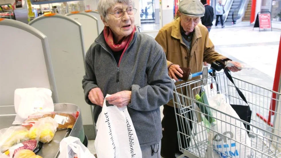 Inez Eklund, 91, och Sture Eklund, 94, handlar bara med kontanter.