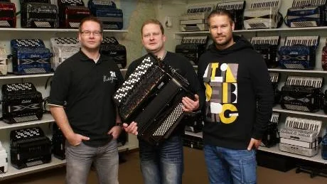Dyrgrip. Kallis Bengtsson i mitten med nya dragspelet i famnen flankerad av Sven Karlsson till vänster och Lars Karlsson till höger från Karlssons Musik AB. Foto: Ingvar Karlsson