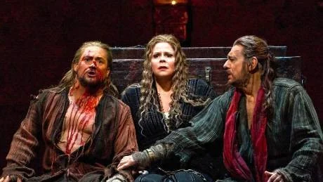 <7GT_Bildrubrik>Dramatik. </7GT_Bildrubrik>De tre huvudpersonerna Pylades (Paul Groves), Ifigenia (Susan Graham) och Orestes (Plácido Domingo). Foto: The Metropolitan Opera