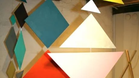 Fantasifullt använder Kontor Kontur tvådimensionella geometriska figurer för att skapa tredimensionella former för att skapa rum och platser.