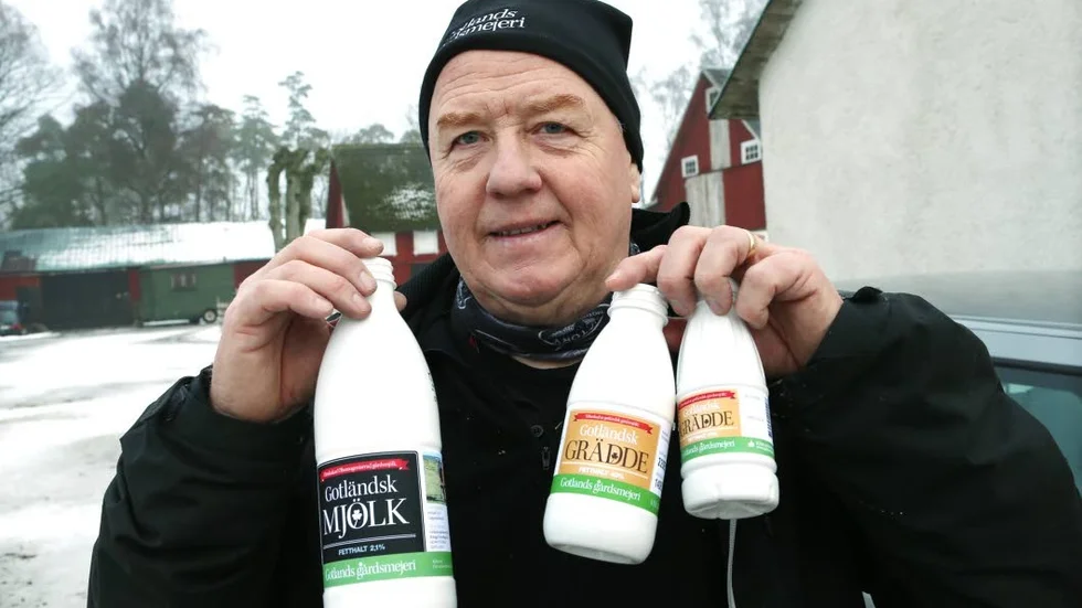 Förberedd. I väntan på mejeriutrustningen har Stig Göransson tagit fram etiketter till de flaskor som mjölken ska paketeras i.