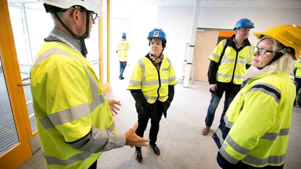 Thomas Johansson, entreprenadingenjör Nybergs Entreprenad tillsammans med Carin Jämtin, Socialdemokraternas partisekreterare och AnnaMAria Englund, projektledare Region Gotland.
