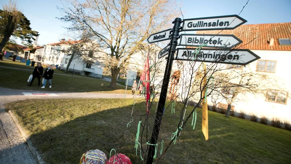 "Folkhögskolan är en unik utbildningsform som rustar människor för framtiden och ger en positiv och ljus framtidstro som är så viktig i dessa mörka tider". På bilden syns folkhögskolan i Hemse.