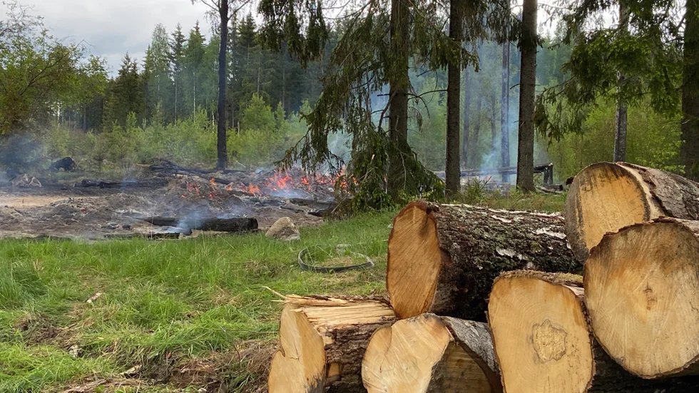 Brand i flera meter långa rishögar i Vingåker 2022.