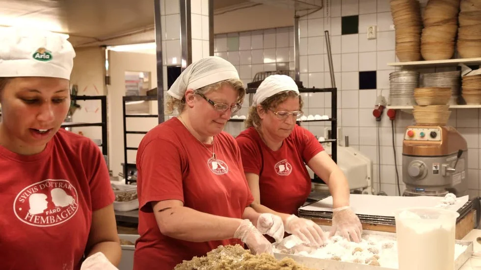 Lisa Blochmann med sina kollegor på bageriet. Bilden är från ett tidigare tillfälle.