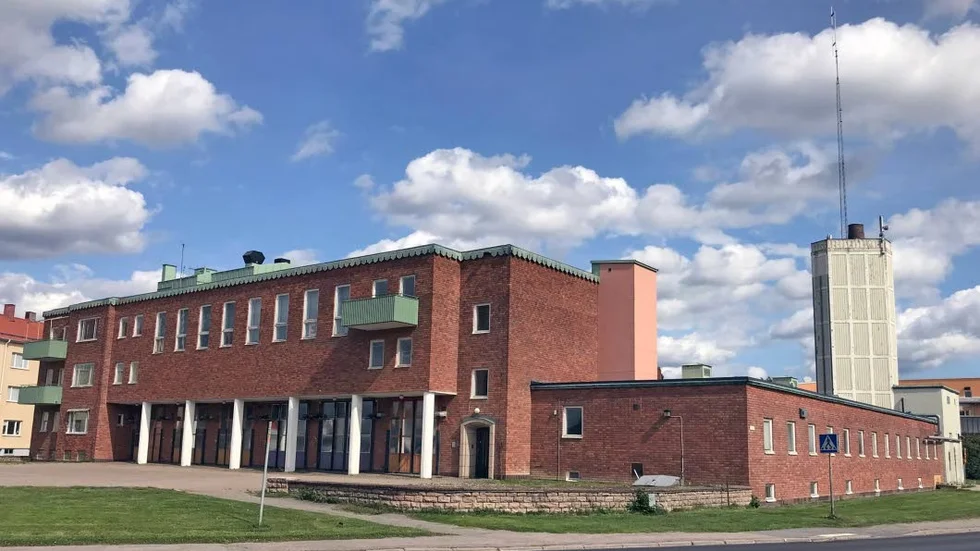 Gamla brandstationen, med slangtornet till höger, i Nyköping.