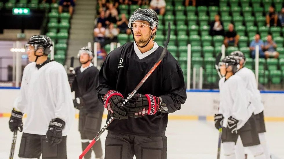 Profilen Adam Thim ser dessvärre slutet på hockeykarriären. Han har inte blivit helt kvitt den höftskada han dragits med under en längre tid.
